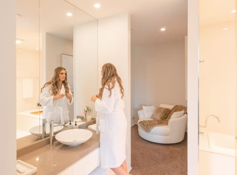 Luxury Studio Suite | Bathroom | Shower, free toiletries, hair dryer, bathrobes