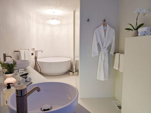 Signature Studio Suite, 1 King Bed | Bathroom | Shower, free toiletries, hair dryer, bathrobes