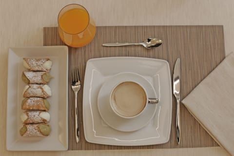 Daily cooked-to-order breakfast (EUR 20 per person)