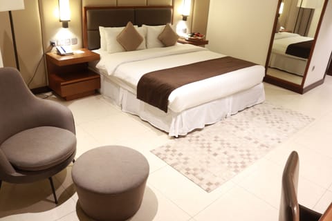 Deluxe King Room | Premium bedding, minibar, in-room safe, desk