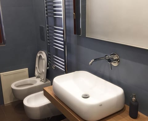 Deluxe Double Room | Bathroom | Shower, free toiletries, hair dryer, bidet