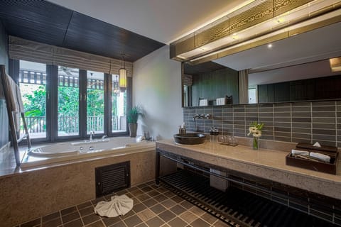 Suite (White Elephant) | Bathroom | Separate tub and shower, designer toiletries, hair dryer, bathrobes