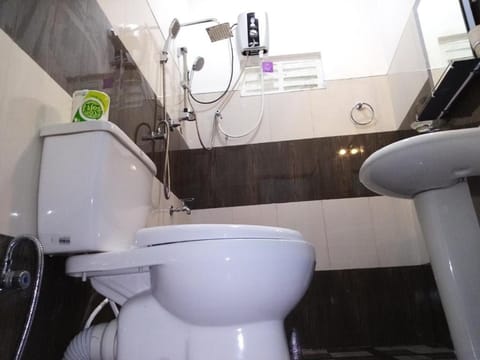 Deluxe Double Room | Bathroom | Shower, free toiletries, hair dryer, bidet