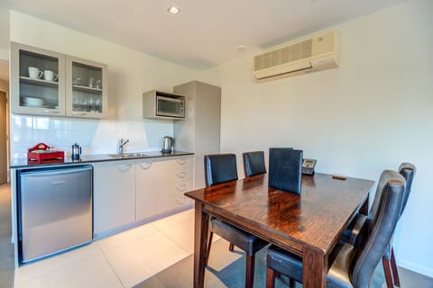 Premier Executive Room | Private kitchen | Fridge, microwave, coffee/tea maker, electric kettle