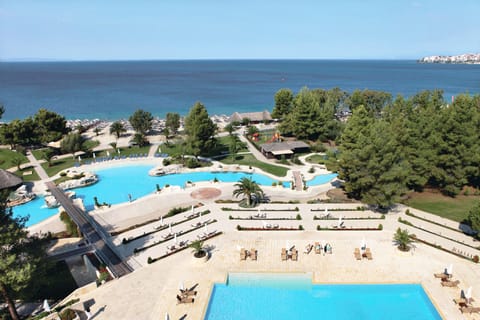 Indoor pool, seasonal outdoor pool, sun loungers