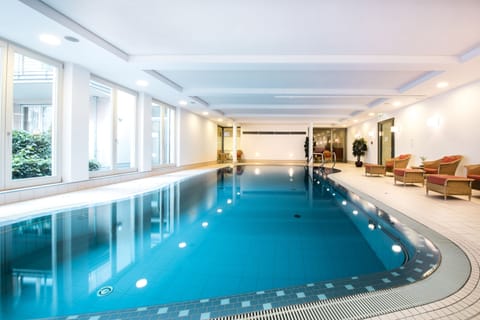 Indoor pool, sun loungers