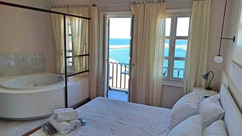 Superior Double Room, Sea View | Bathroom | Hair dryer, towels