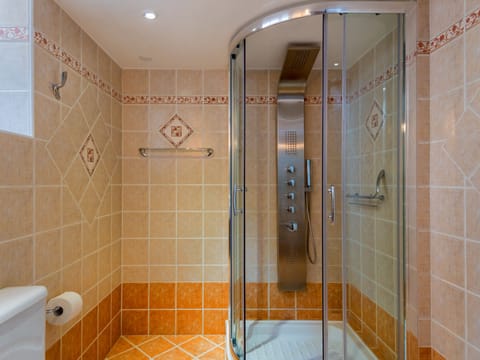 Traditional Suite | Bathroom | Hair dryer, towels