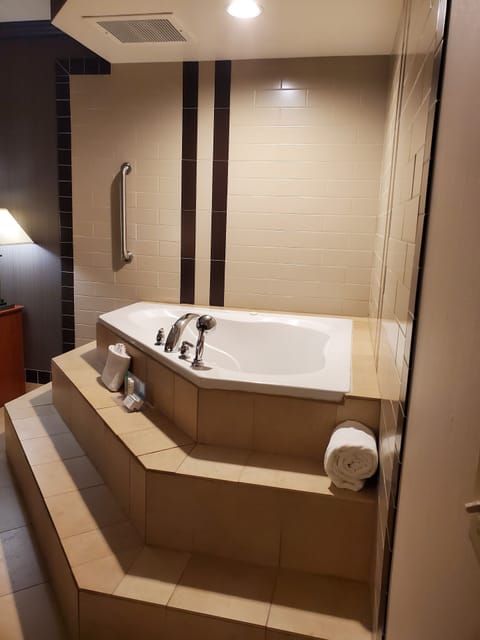 Suite, 1 King Bed, Non Smoking, Jetted Tub | Interior