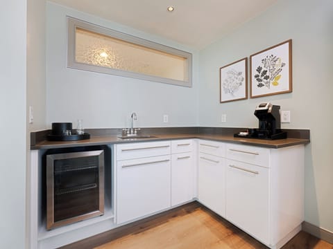 Panoramic Suite, 1 Bedroom (View) | Hypo-allergenic bedding, in-room safe, desk, laptop workspace