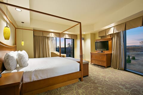 Executive Suite | Premium bedding, pillowtop beds, in-room safe, desk