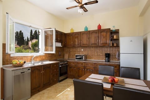 Villa | Private kitchen | Full-size fridge, microwave, oven, dishwasher