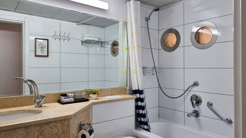 Standard Suite, Balcony | Bathroom | Combined shower/tub, designer toiletries, towels