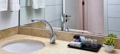 Standard Suite, Balcony | Bathroom | Combined shower/tub, designer toiletries, towels