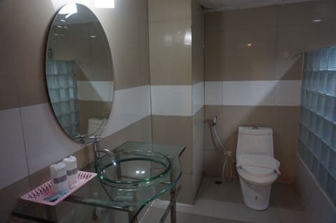 Standard Double Room | Bathroom | Shower, rainfall showerhead, free toiletries, towels