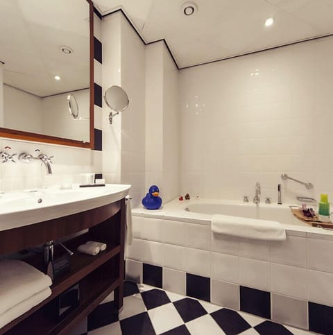Guest Suite | Bathroom | Shower, free toiletries, hair dryer, bathrobes