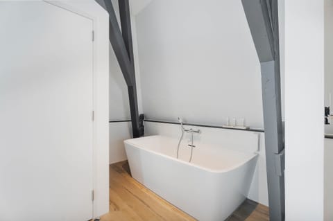 Bruidssuite  | Bathroom | Separate tub and shower, rainfall showerhead, hair dryer, towels