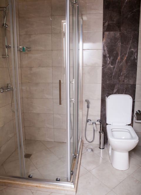 Basic Double Room (3) | Bathroom | Shower, rainfall showerhead, free toiletries, slippers