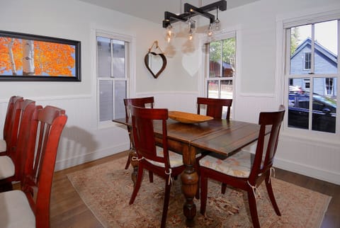 Dining table w/seating for 4