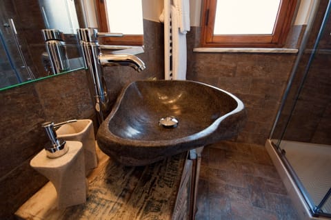 Exclusive Double Room, 1 King Bed | Bathroom sink