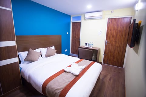 Deluxe Double Room, 1 Queen Bed, Non Smoking | In-room safe, soundproofing, free WiFi, bed sheets