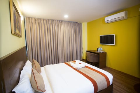 Deluxe Double Room, 1 Queen Bed, Non Smoking | In-room safe, soundproofing, free WiFi, bed sheets