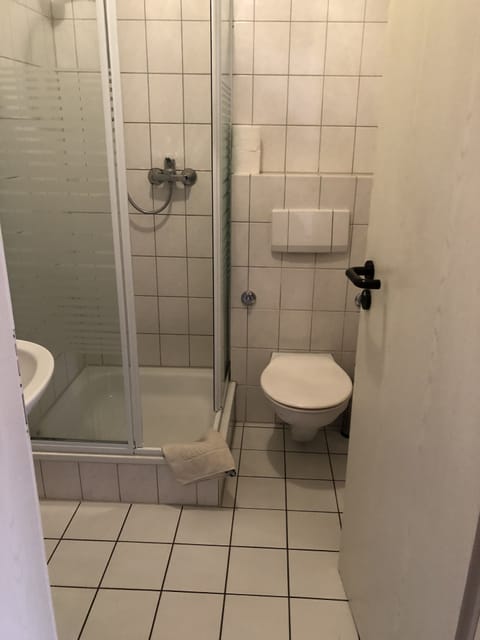 Basic Double Room | Bathroom | Shower, free toiletries, hair dryer, towels