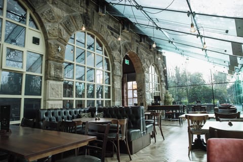 Lunch and dinner served, British cuisine