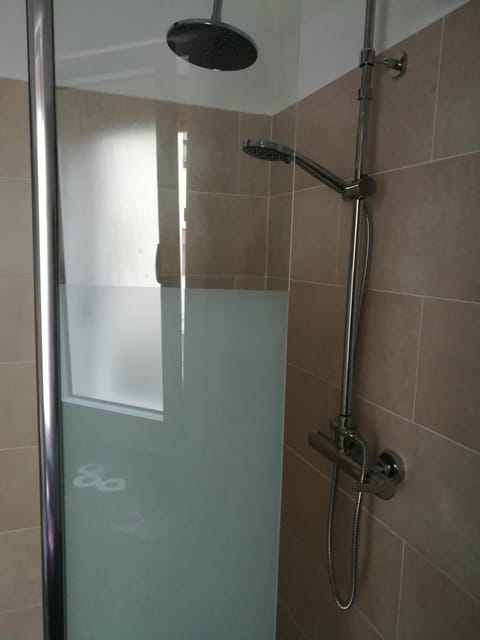 Shower, free toiletries, towels