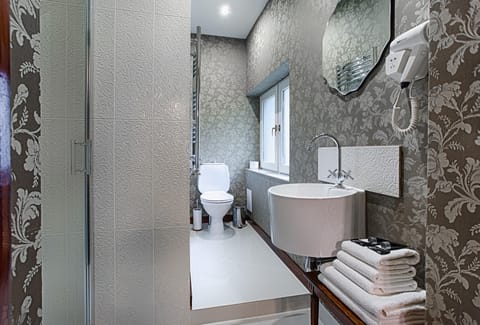 Emil Bohm Suite | Bathroom | Free toiletries, hair dryer, towels