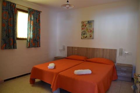 Twin Room, Shared Bathroom | Premium bedding, desk, free WiFi, bed sheets