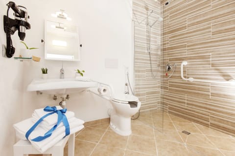 Junior Suite with 2 bathrooms | Bathroom | Shower, rainfall showerhead, free toiletries, hair dryer