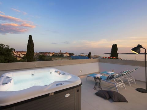 Property, Swimming Pool, Jacuzzi, Sky, Real Estate, Room, Azure, Vacation, Resort, House