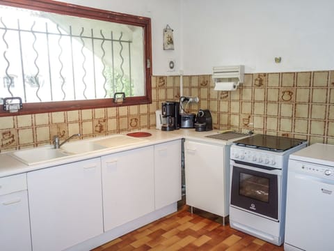 Property, Room, Kitchen, Furniture, Cabinetry, Real Estate, Major Appliance, Countertop, House, Building