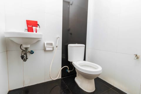 Family Studio | Bathroom | Shower, free toiletries, towels