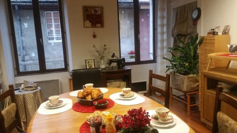 Free daily continental breakfast