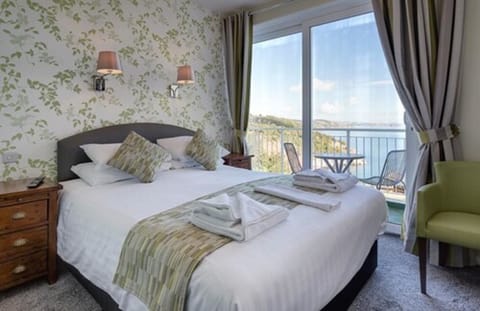 Double Room, Balcony, Sea View | Individually decorated, individually furnished, desk, iron/ironing board