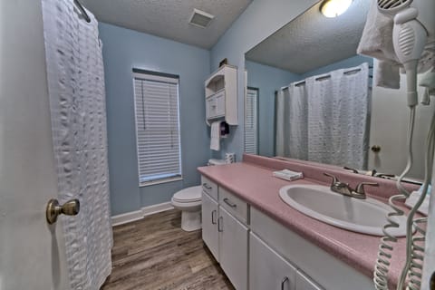 Villa, 2 Bedrooms, Kitchen, Pool View (Villa 15) | Bathroom | Combined shower/tub, towels