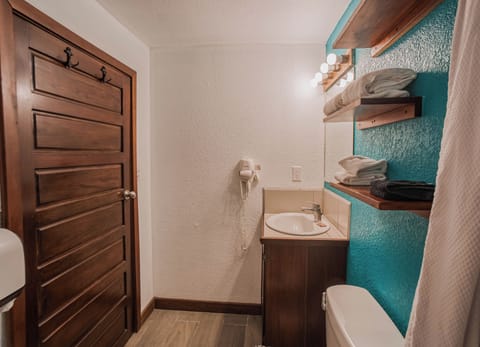 Comfort Double Room, 1 King Bed | Bathroom | Shower, hair dryer, towels