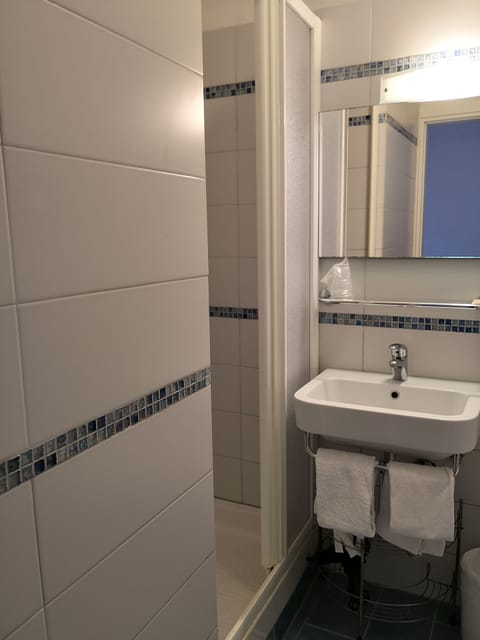 Basic Double Room, 1 Queen Bed | Bathroom | Shower, free toiletries, bidet, towels