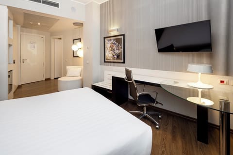 Premium Room | Premium bedding, minibar, in-room safe, desk