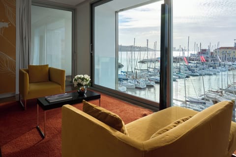 Deluxe Premier, Balcony | Premium bedding, minibar, in-room safe, individually decorated