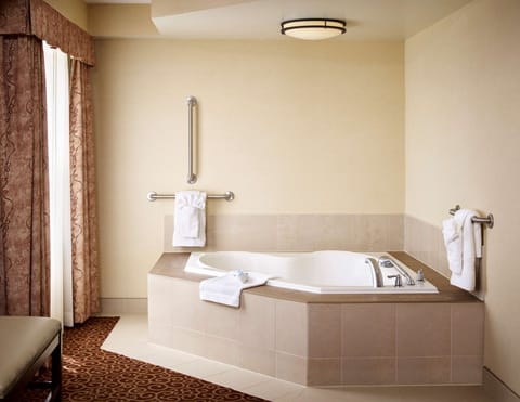 1 King Corner Whirlpool | Bathroom | Combined shower/tub, hair dryer, towels