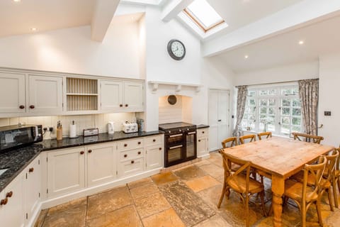 Eat-in kitchen with range (5 induction hobs and double electric ovens)