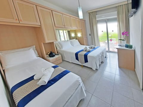 Triple Room | In-room safe, desk, free WiFi, bed sheets