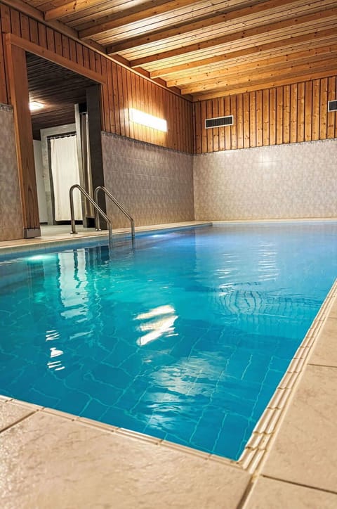 Flooring, Floor, Swimming Pool, Wood Stain, Hardwood, Resort, Hotel, Tile, Curtain, Leisure Centre