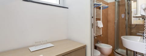 Basic Double Room | Bathroom | Shower, hair dryer, towels