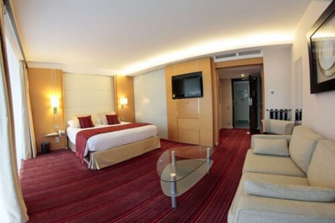 Deluxe Double Room, Terrace, Sea View | Minibar, in-room safe, blackout drapes, soundproofing