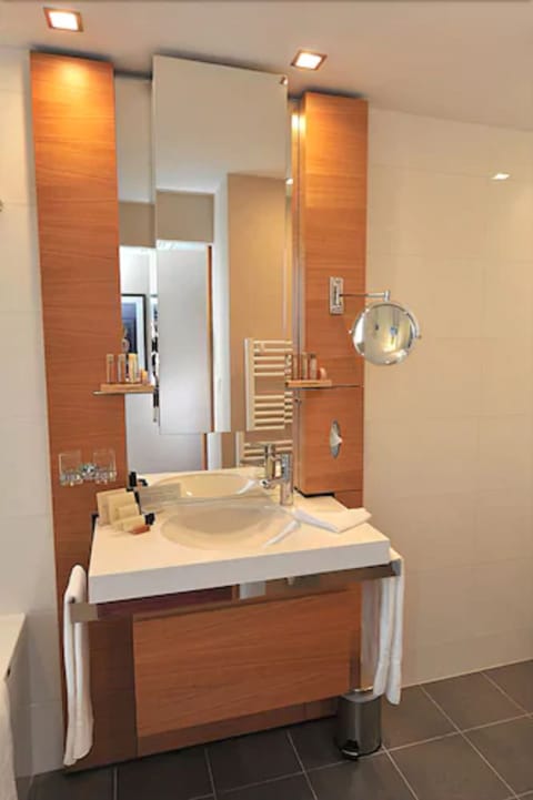 Standard Double Room, Balcony or Terrace | Bathroom sink