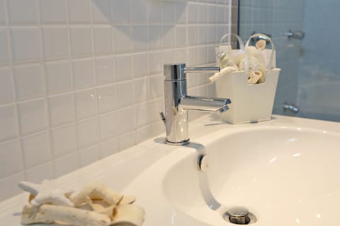 Superior Room | Bathroom | Shower, free toiletries, hair dryer, slippers